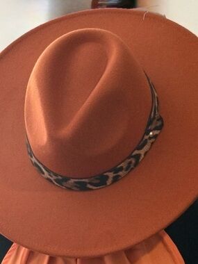 Women’s Wide-Brim Felt Fedora Hat in Rust with Leopard Band